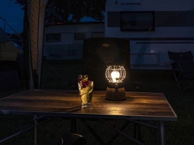 Holiday Travel LED Retro Campinglampe im Bambus-Metalldesign mit USB-Ladeanschluss